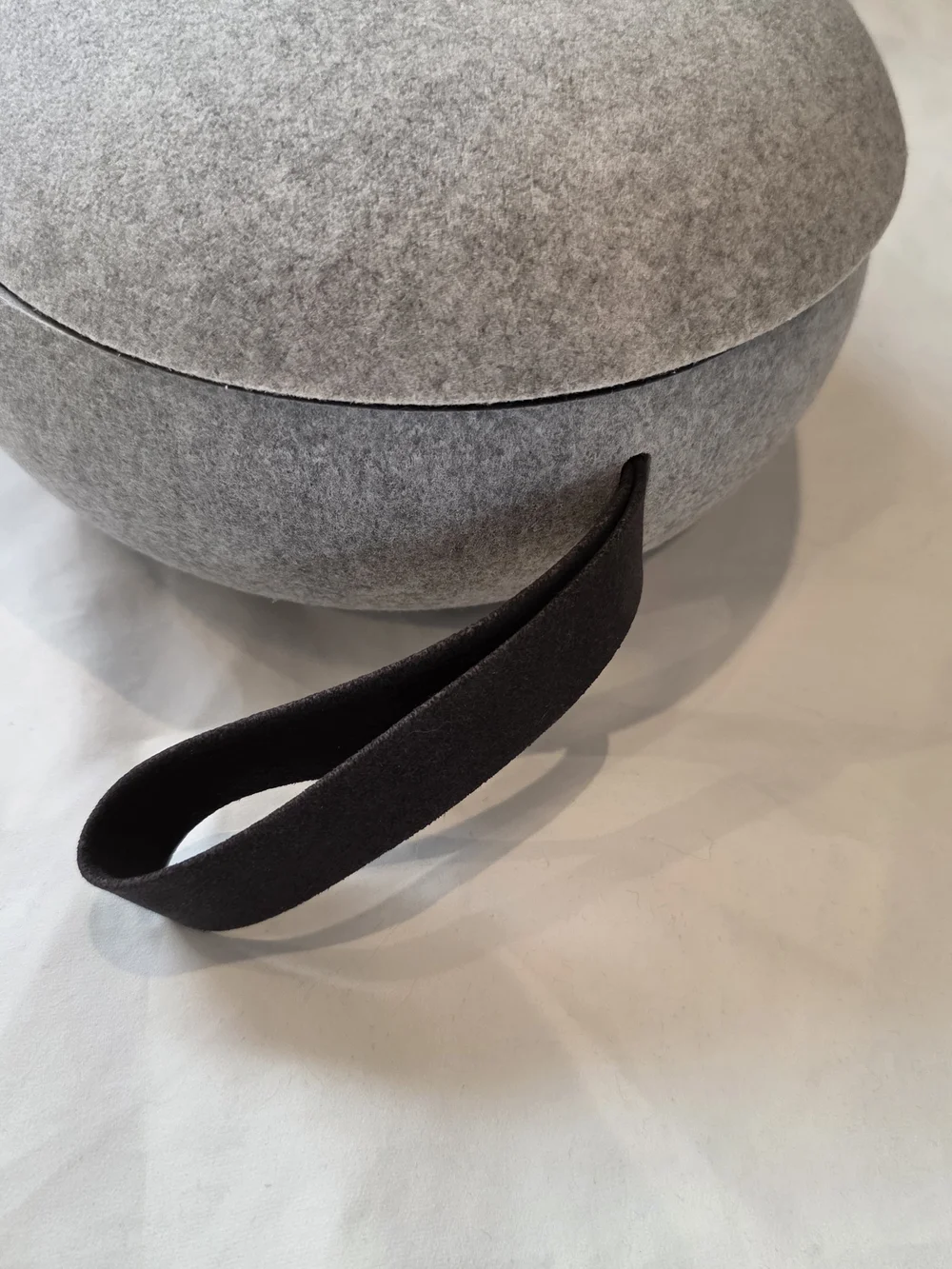 Meta Oculus Quest 2  Lightweight Portable Hard Carrying Case Gray Black VR Zip